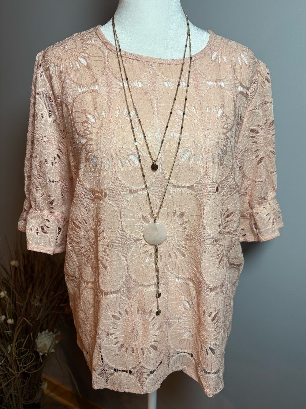 LUXVEER NWT Pink Floral Eyelet Lace Puff Sleeve Top L